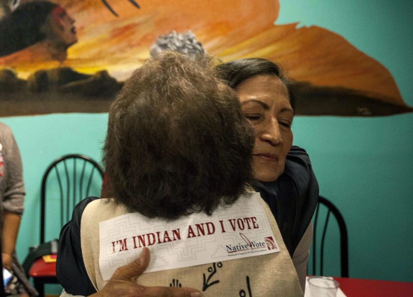 Juan Labreche/AP Photo/TT | Sharice Davids kramar om en supporter.