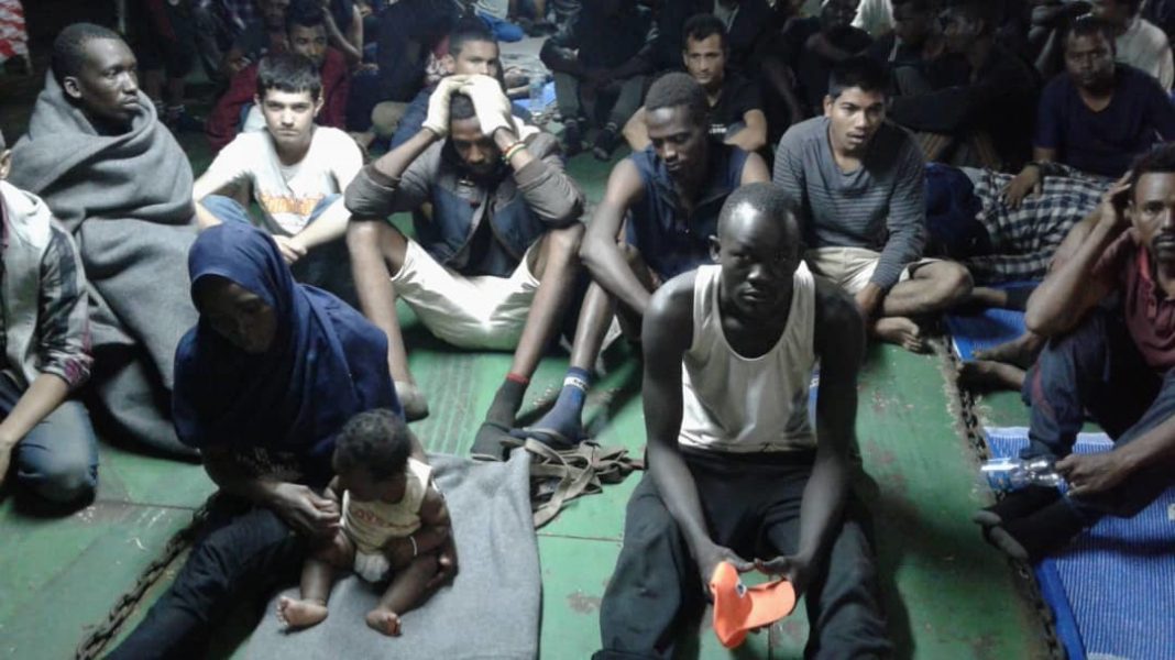 Migranterna var på väg mot Europa när de plockades upp av ett fartyg och fördes till Libyen.