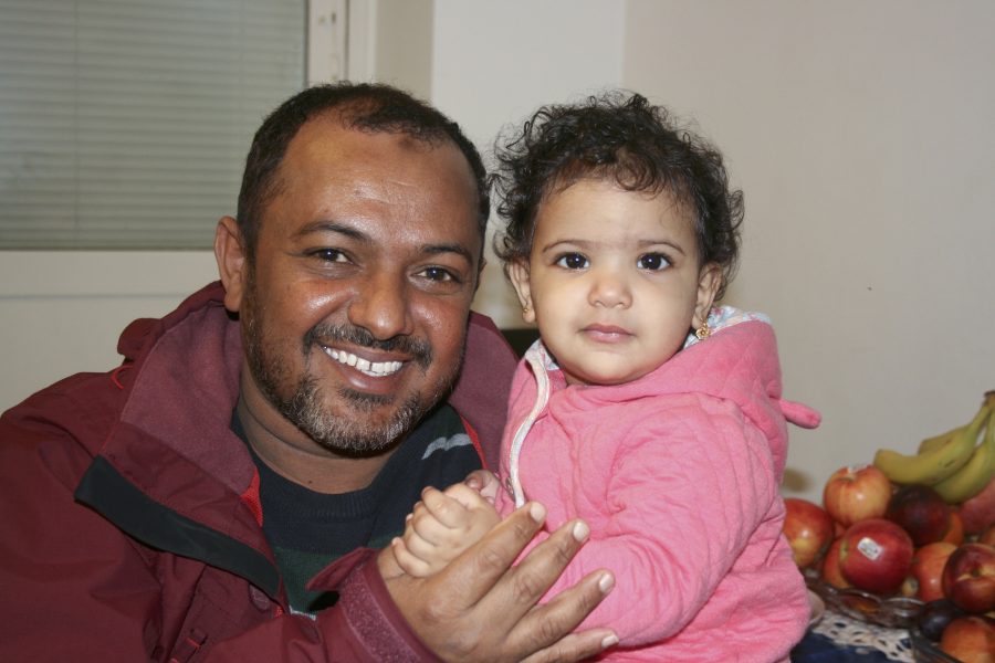 Anna Jonasson | Afan Abbas bor i en lägenhet på 40 kvadratmeter med sin fru och fyra barn, här med yngsta dottern Miral, 11 månader.