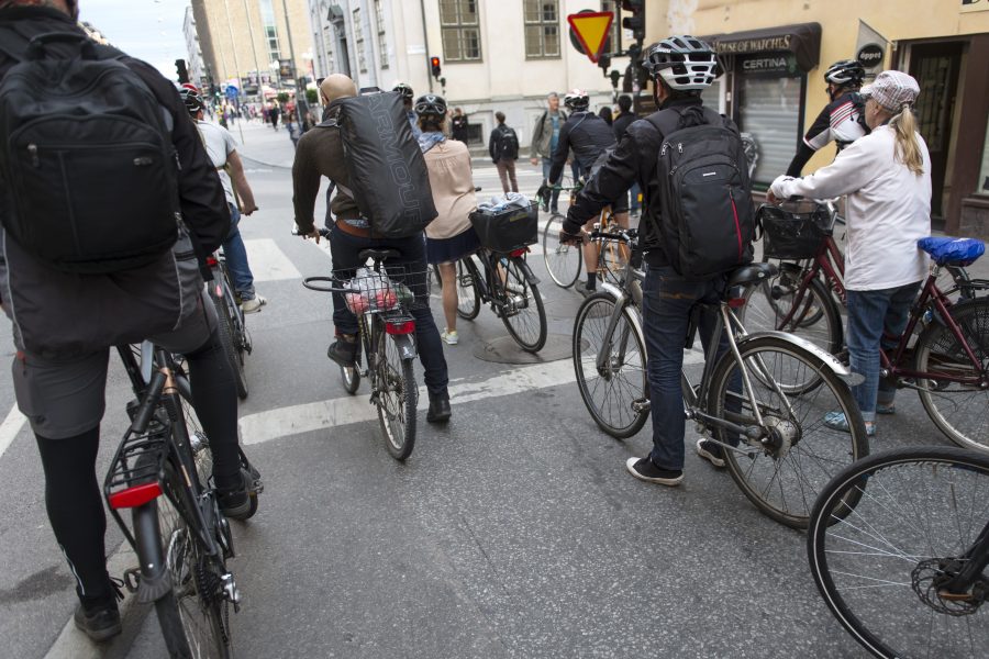 Stina Stjernkvist/TT | Cyklister får svänga höger mot rött i Stockholm på försök.