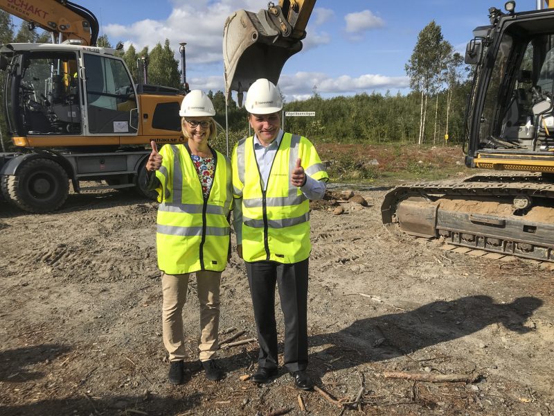 Trafikverkets generaldirektör Lena Erixon och statsminister Stefan Löfven (S) gör tummen upp efter att det första spadtaget för den inledande sträckan av Norrbotniabanan tagits.