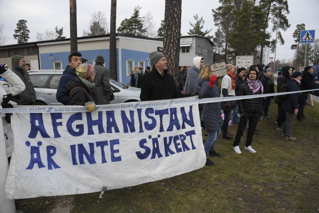 Anders Wiklund/TT | Aktivister demonstrerar utanför Migrationsverkets lokaler i Märsta för att försöka stoppa en väntad utvisning av ett 50-tal personer till Afghanistan.