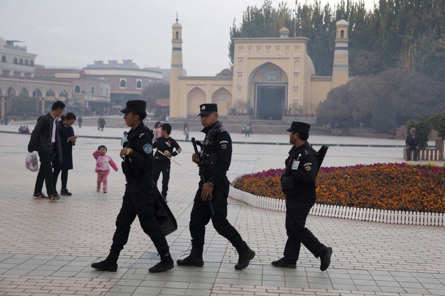 Ng Han Guan/AP/TT | Säkerhetspersonal på patrull i närheten av en moské i Kashgar i Xinjiang-regionen i västra Kina.