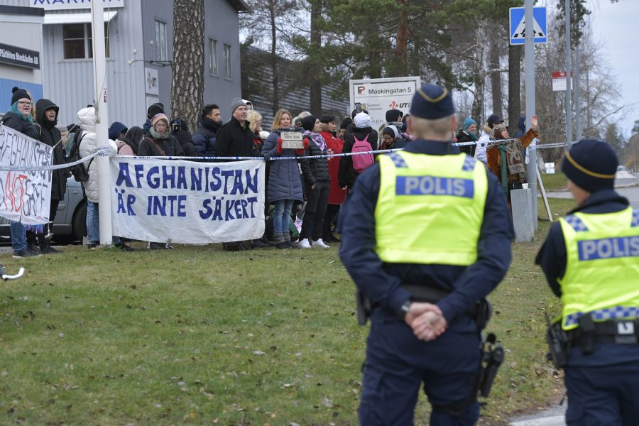 Aktivister demonstrerade utanför Migrationsverkets lokaler i Märsta för att försöka stoppa en väntad utvisning av ett 50-tal personer till Afghanistan.
