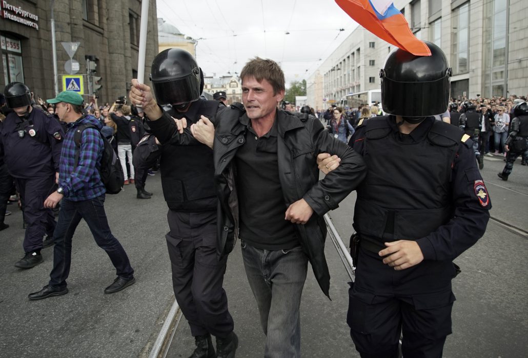 Mstyslav Chernov/AP/TT | En demonstrant grips av rysk polis under en manifestation i september i Sankt Petersburg mot regeringens planer på att höja pensionsåldern.