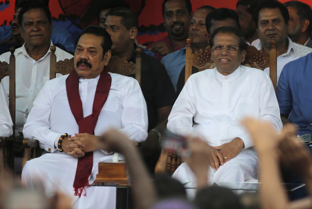 Sri Lankas president Maithripala Sirisena, till höger, med Mahinda Rajapaksa vid sin sida.