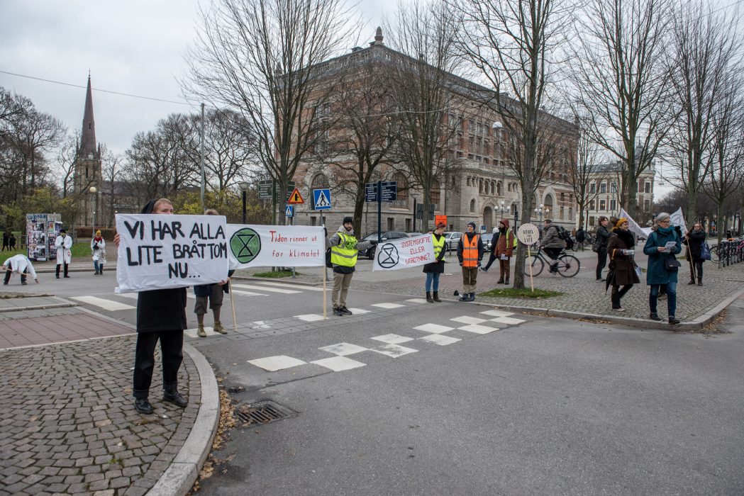 Extinction rebellion Göteborg | Biltrafiken stod stilla i centrala Göteborg i lördags, då aktivister från nystartade Extinction rebellion blockerade gatan.