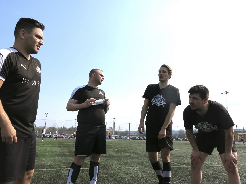 Git Skoglund | Ali Yapici, Sam Ljunggren, Ruben Strandberg och Alfredo Teran i laget "Blatte United" förbereder sig för match i Kviberg.