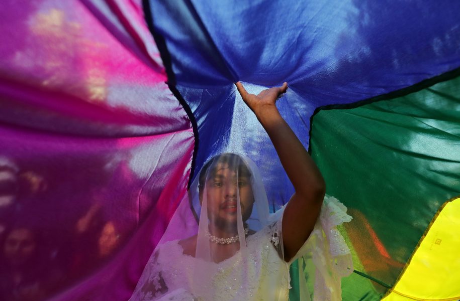 Anushree Fadnavis/Reuters/TT | En av deltagarna i prideparaden i New Dehli.