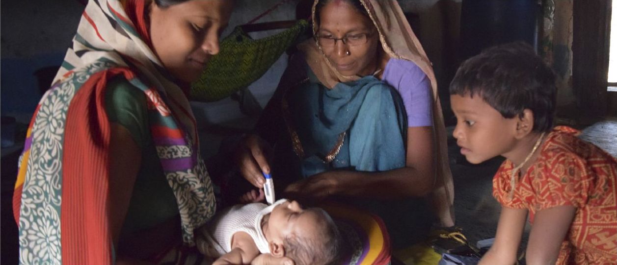 Sjuksköterskan Urmila Kasdekar undersöker ett litet barn i den mycket fattiga byn Berdaballa i västra Indien.
