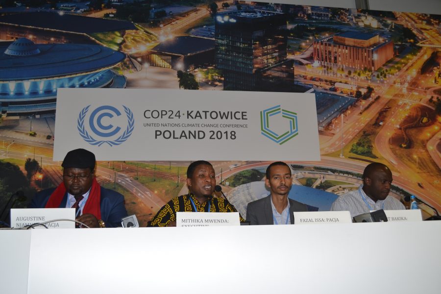 Representanter för afrikanska organisationer uttrycker sin frustration över klimatförhandlingarna under en presskonferens i samband med FN:s klimatkonferens i Katowice i Polen.