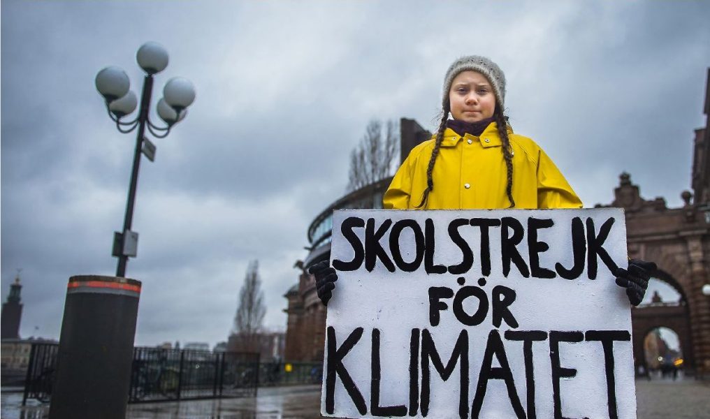 Greta Thunberg, som varje fredag strejkar utanför Riksdagshuset, deltar i klimatmanifestation i Stockholm.