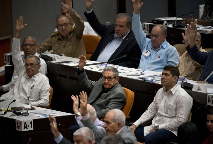 Kubas nationalförsamling lägger fram en ny grundlag för en folkomröstning.