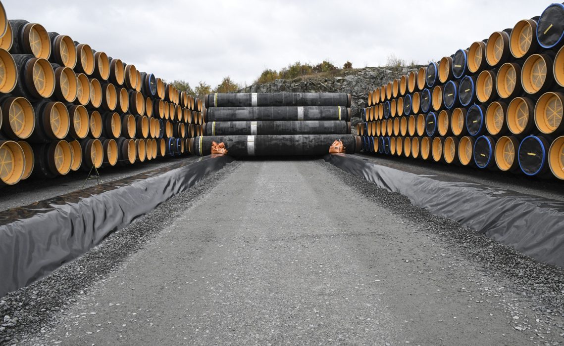 Många av de rör som ska användas till Nordstream 2 lagras i Karlshamn.