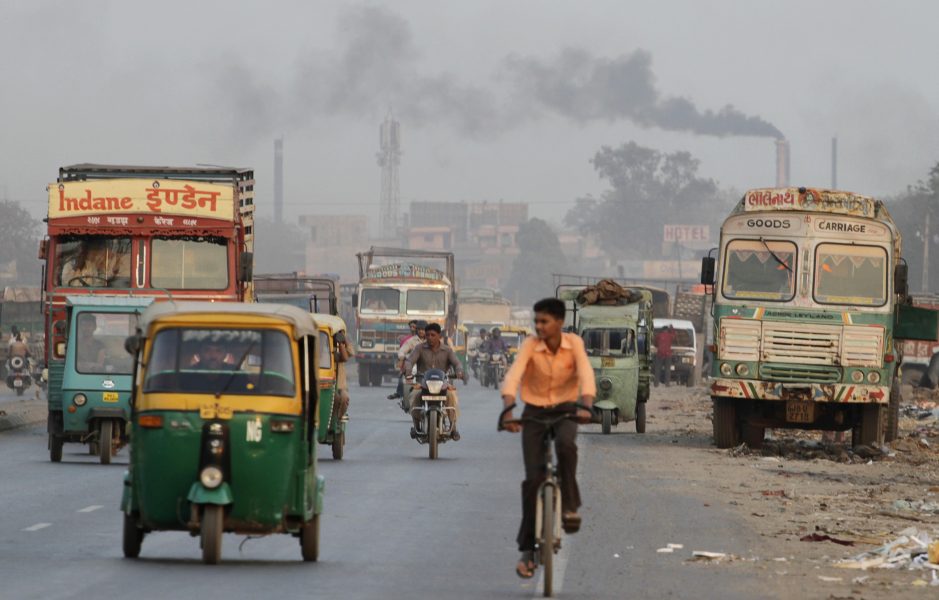 Trafik i Ahmadabad, Indien.