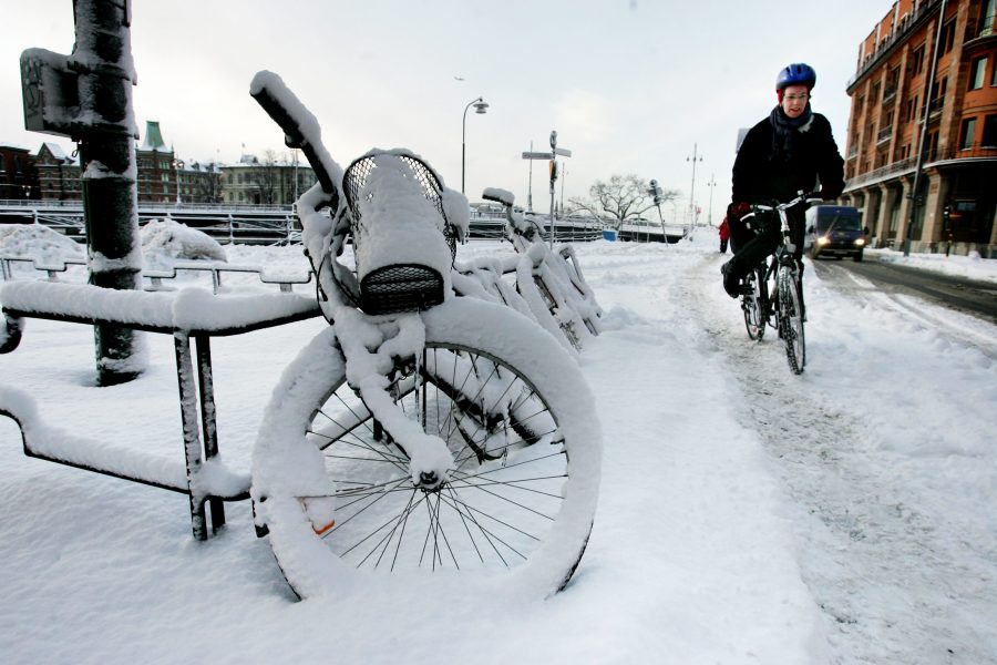 Jessica Gow/TT | Målet för Stockholms stad är att öka antalet personer som cyklar året runt.