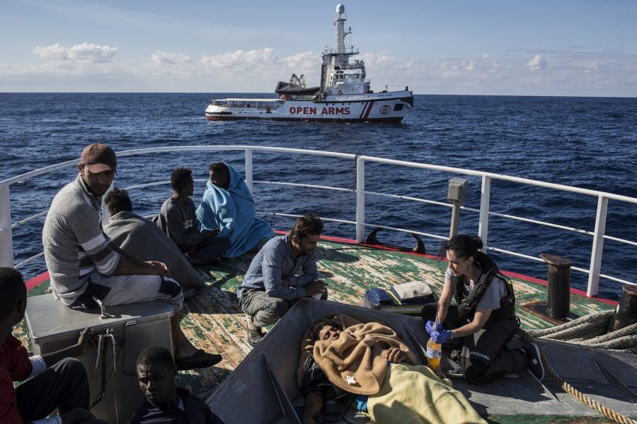 Migranter ombord på en spansk fiskebåt utanför libyska kusten.