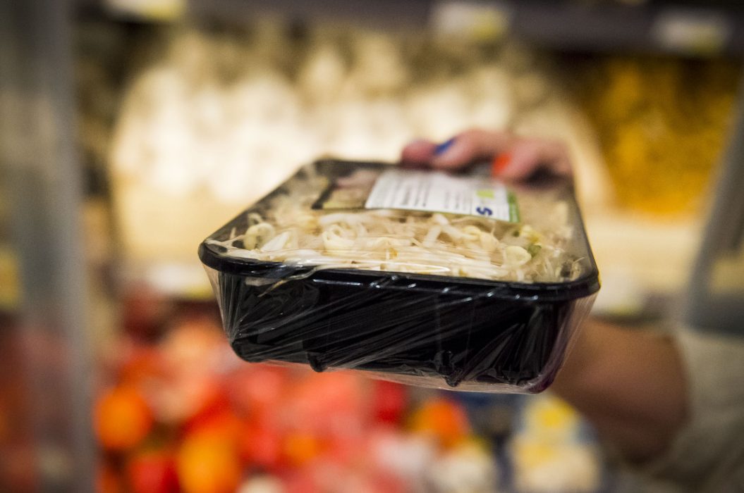 Ett problem är exempelvis att svart plast inte kan läsas av optiskt av maskinerna i återvinningen och går direkt till förbränning.