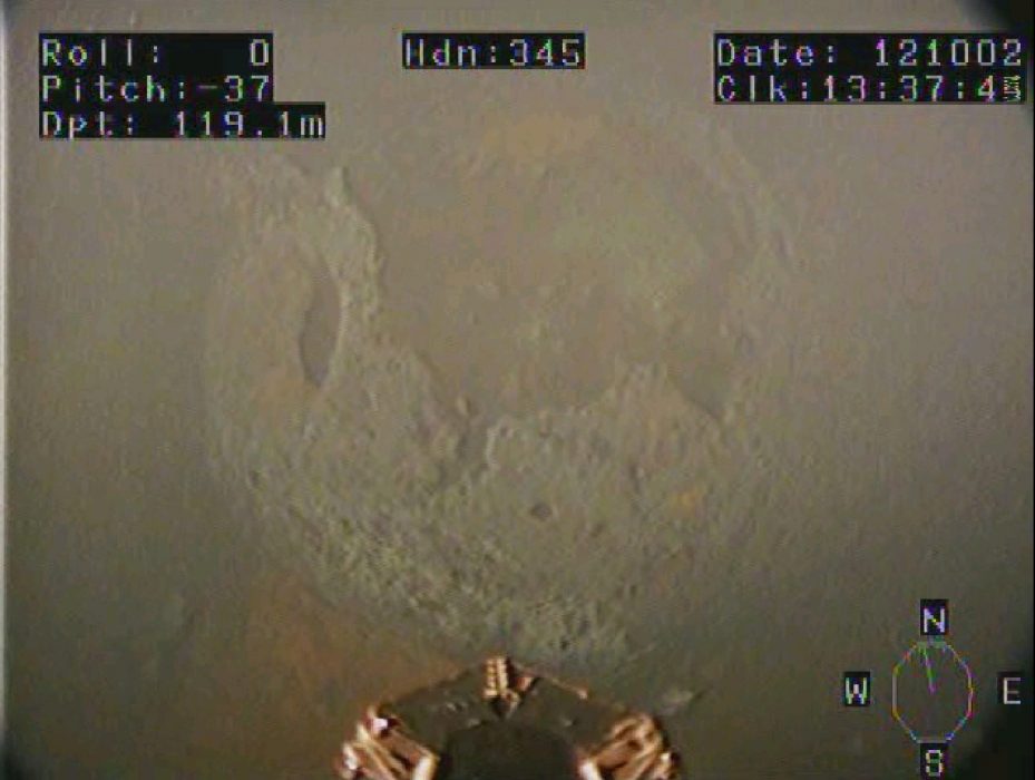 Vid en kartläggning av dumpade stridsmedel i Östersjön 2012 påträffades stora mängder senapsgasbomber på havsbotten, bland annat denna bomb.