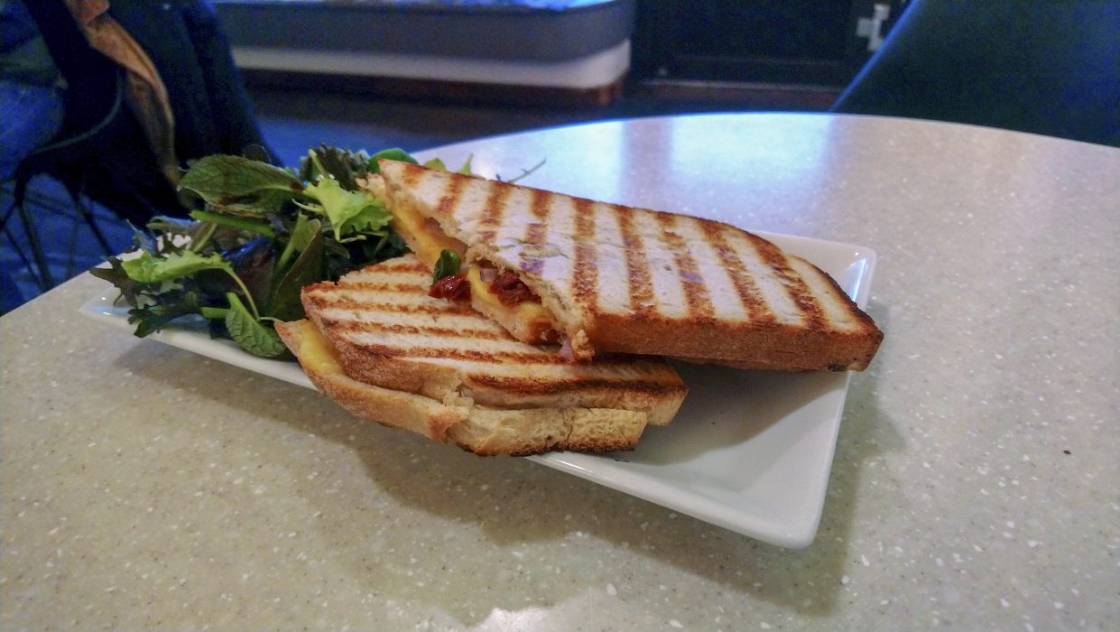 A43 erbjuder fika men också lättare luncher i form av grillad smörgås och sallad.