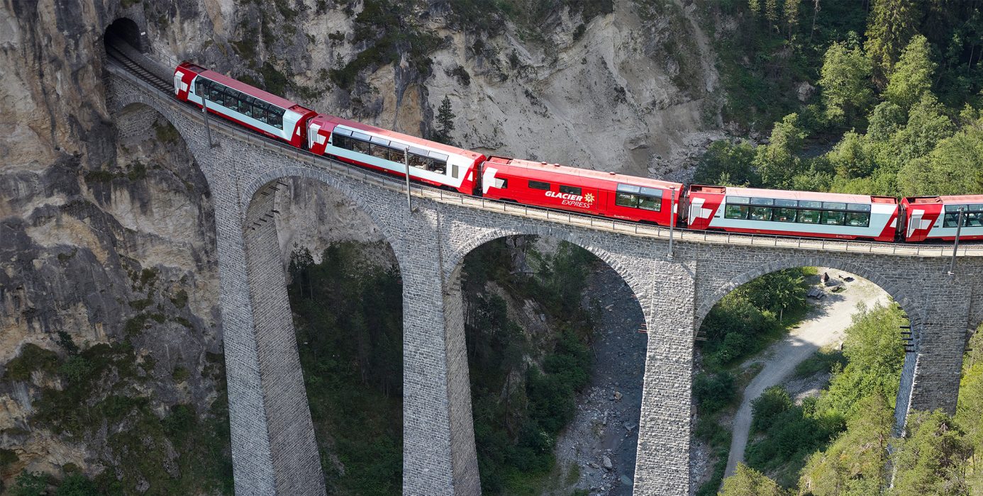 Glacier express går mellan Brig, Zermatt och St.