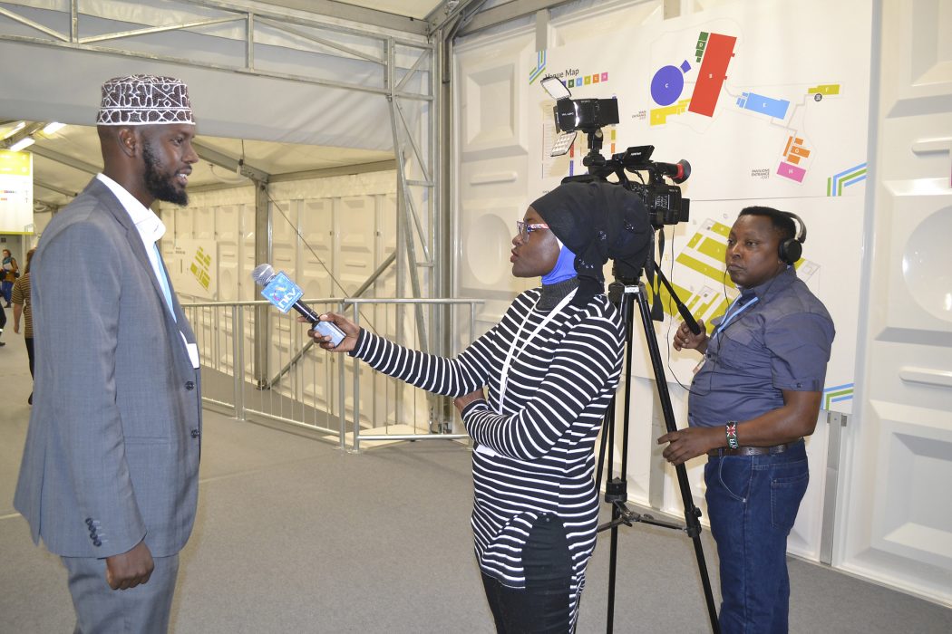 Mohammed Adow från den brittiska hjälporganisationen Christian Aid intervjuas av reportern Zeynab Wandati och John Ngaruiya bakom kameran.