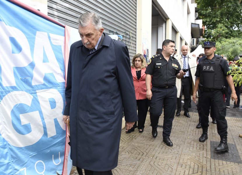 Héctor Sibilla, tidigare säkerhetschef vid en Fordfabrik i Argentina, lämnar domstolen i Buenos Aires där han på tisdagen dömdes till 12 års fängelse för inblandning i tortyr av 24 fackföreningsmedlemmar under landets militärdiktatur.