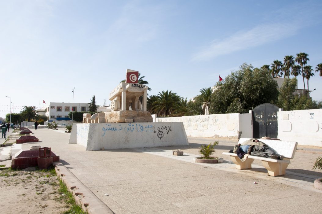 Ett monument har rests på torget i Side Bouzid där grönsakshandlaren Mohamed Bouazizi brukade stå.