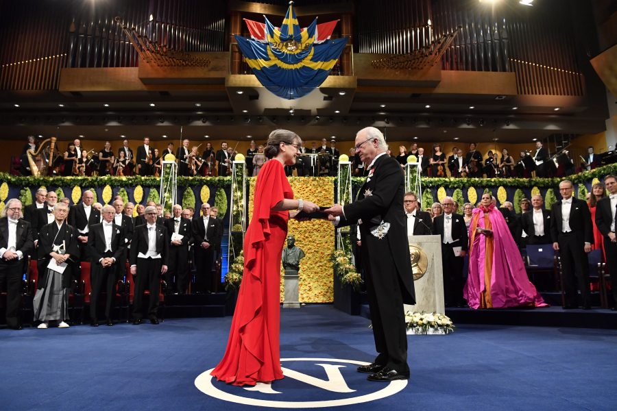Henrik Montgomery/TT | Donna Strickland får sin medalj av kung Carl Gustaf i Konserthuset i Stockholm.