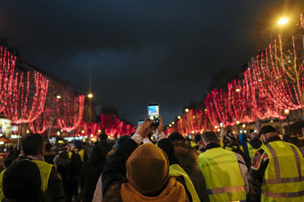 Gula västarna på Paris paradgata Champs-Élysées på lördagen.