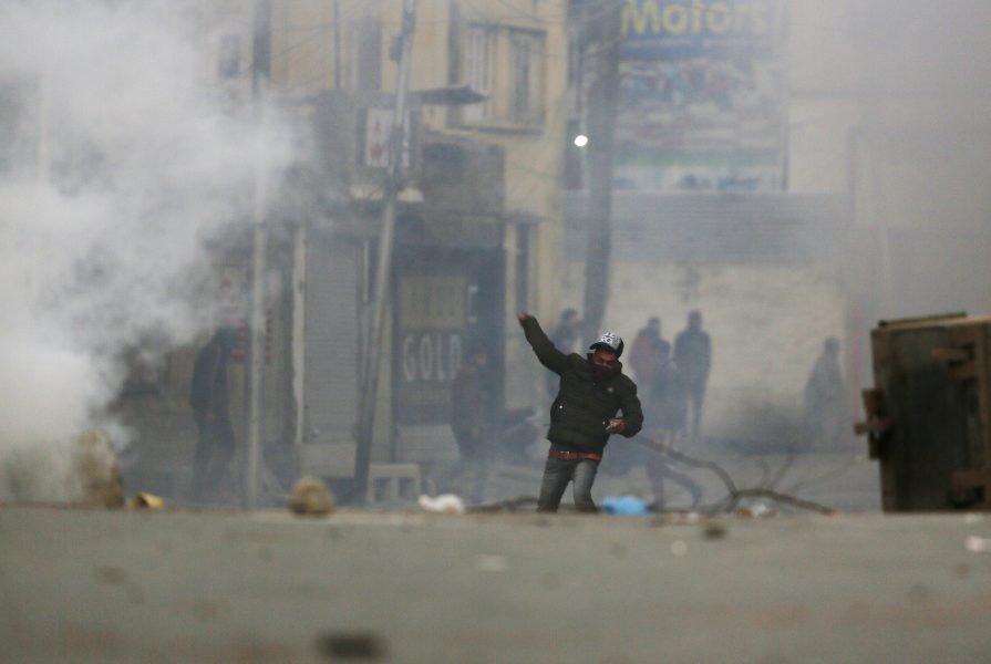 Våldsamma protester skakade staden Srinagar i delstaten Jammu och Kashmir i norra Indien under helgen.