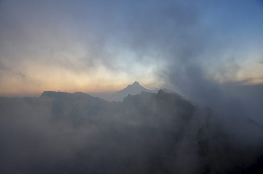Dimma över Virungabergen som gränsar till Kongo, Rwanda och Uganda.