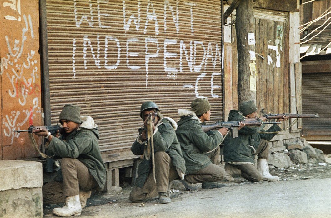 FILE ÇƒÏ In this March 6, 1990 file photo, Indian paramilitary soldiers take position in front of a closed shop in Srinagar, India. Clashes between protesters and Indian forces in the Indian-controlled portion of Kashmir in the summer of 2016 again highlight the challenge that the restive Himalayan region has posed for Indian policymakers ever since it was split between India and Pakistan shortly after the two archrivals gained independence in 1947. Political blunders, broken promises and a crackdown against dissent resulted in a full-blown armed rebellion against Indian control in 1989. Thousands of Kashmiris crossed over to Pakistani-controlled Kashmir for arms training, returned with guns and grenades, and joined the armed struggle against India for a united Kashmir, either under Pakistan rule or independent of both. (AP Photo/Ajit Kumar)Indian paramilitary soldiers take up position in front of a closed shop in downtown Srinagar, India on Tuesday, March 6, 1990 where a Muslim militant's graffito reads 'We want independence.' Curfew, imposed after security forces on Thursday killed 49 Muslim demonstrators, was relaxed for four hours Tuesday morning in Srinagar. (AP Photo/Ajit Kumar, File) Indisk paramilitär, 1990