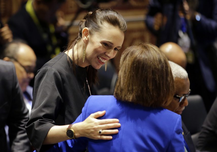 Jacinda Ardern samtalar med andra delegater på ett toppmöte för Stillahavsländer i Port Moresby, Papua Nya Guinea, i november.