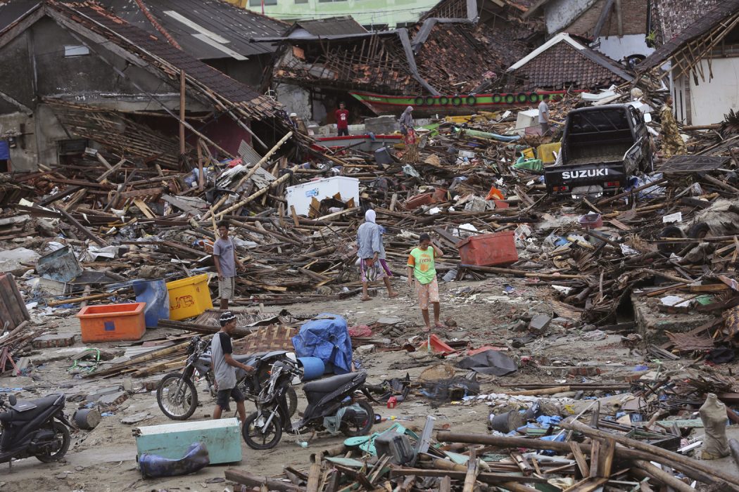 Förstörelsen är stor på många håll i runt Sundasundet i Indonesien sedan området drabbats av en tsunami.