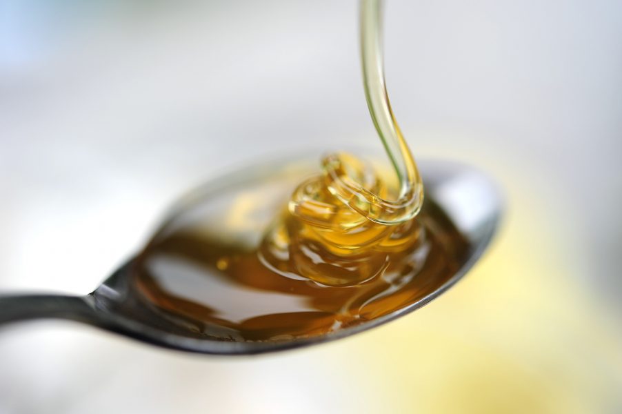 Honung är gott och innehåller nyttiga ännen, men är också ett av de livsmedel det fuskas mest med.