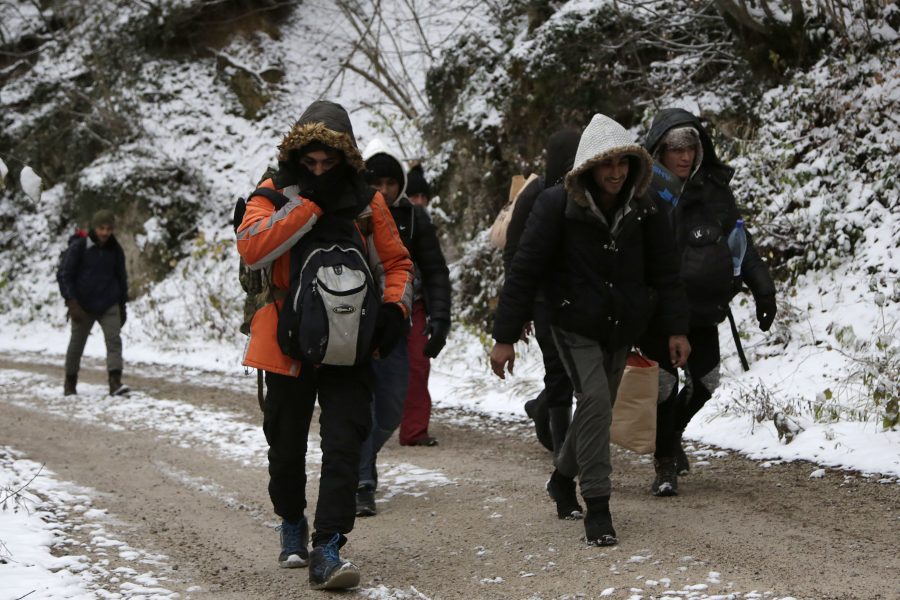 Amel Emric/AP/TT En grupp migranter i det bosniska bergsområdet Pljesevica på väg mot Kroatien.