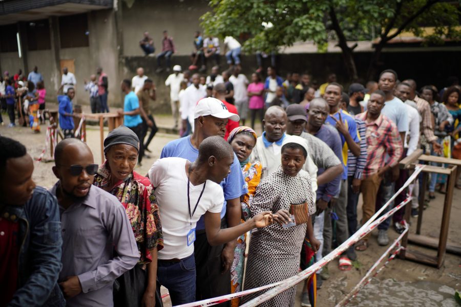 Kongoleser väntar på att rösta utanför en vallokal i distriktet Limete i huvudstaden Kinshasa under söndagen.