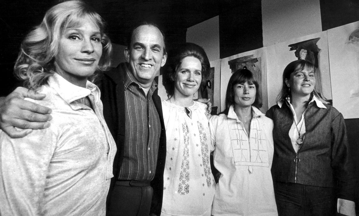 Ingmar Bergman med skådespelerskorna i filmen Viskningar och rop.