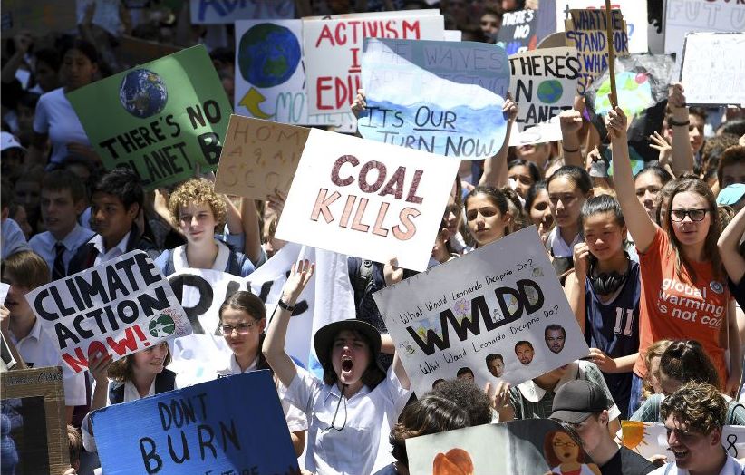 Tusentals skolelever i Australien har demonstrerat mot klimatförändringarna, inspirerade av Greta Thunberg.