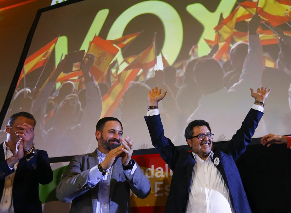 Vox-ledaren Santiago Abascal och den regionale kandidaten Francisco Serrano firar efter söndagens val i Andalusien.