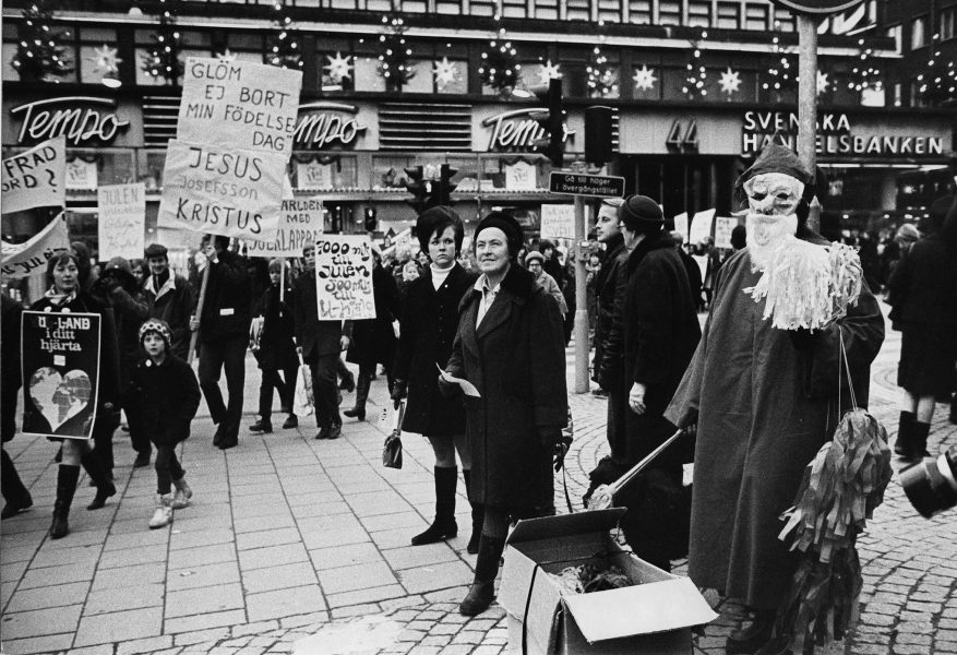December 1968 – vänstergrupper och kristna demonstrerar för en medmänskligare jul.