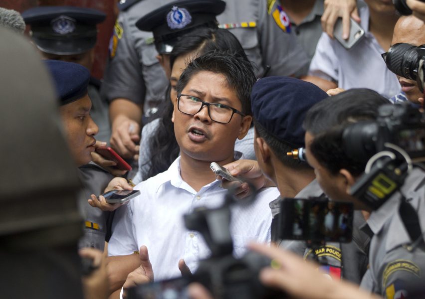 Reutersjournalisten Wa Lone intervjuas medan han eskorteras av polis från domstolen i Rangoon där överklagan lämnades in på måndagen.