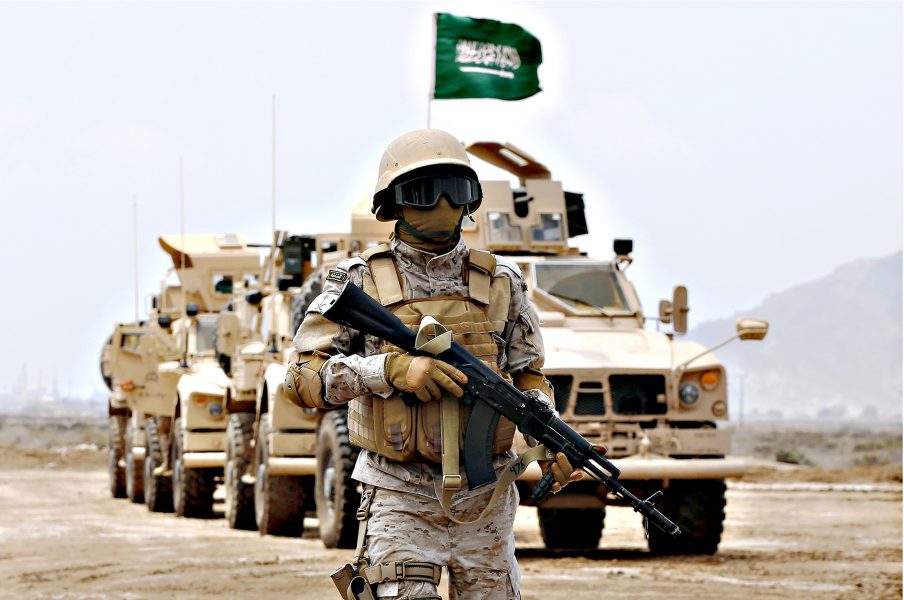 Saudiarabisk militär övervakar militärbasen i Aden, Jemen.