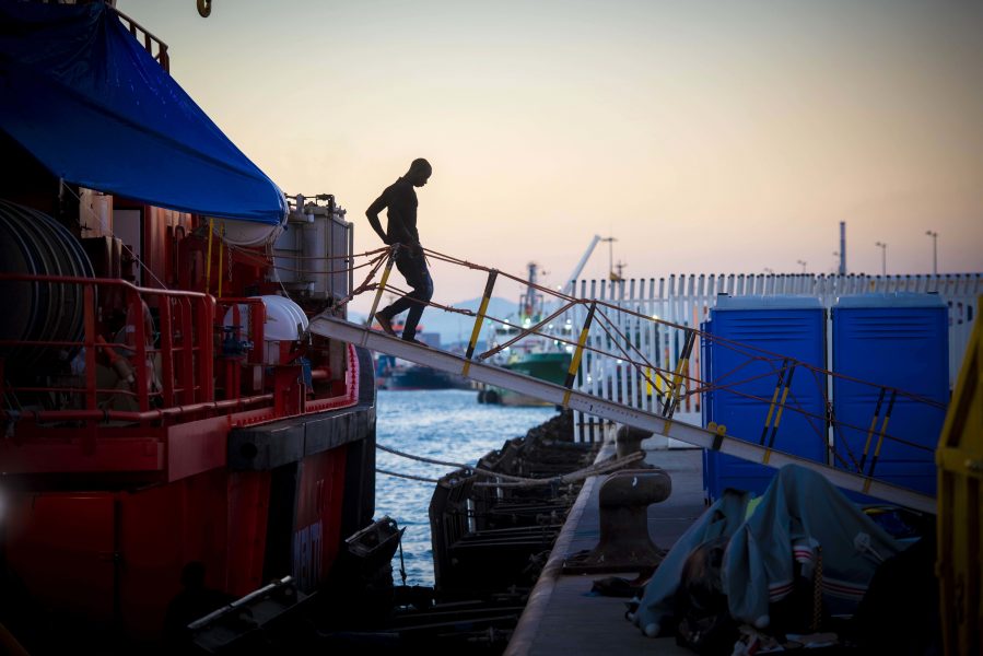 En man kliver av en spansk räddningsbåt som anlänt Algeciras i södra Spanien.