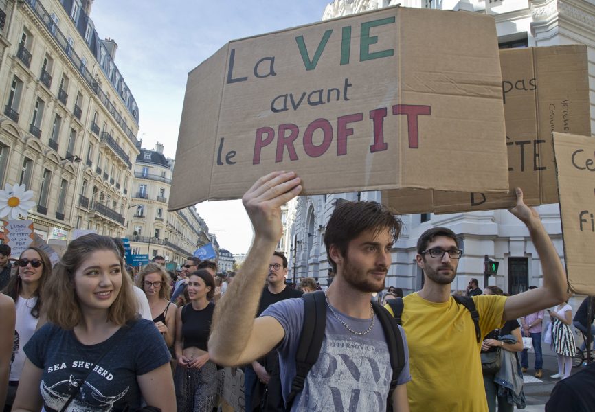 På en fransk klimatdemonstration i oktober håller en deltagare upp budskapet ”Livet före profiten”.
