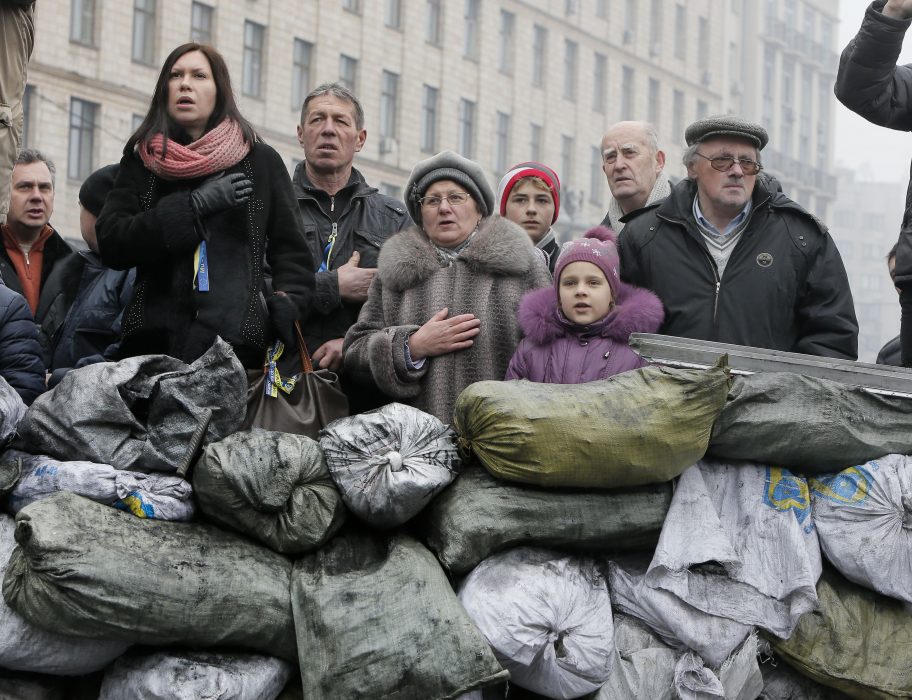 Vid barrikaderna på Maidan-torget sjungs Ukrainska nationalsången.