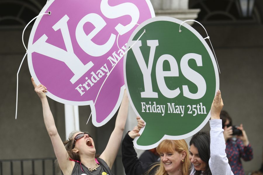 Personer som stödde ja-kampanjen firar efter segern i folkomröstningen i maj.