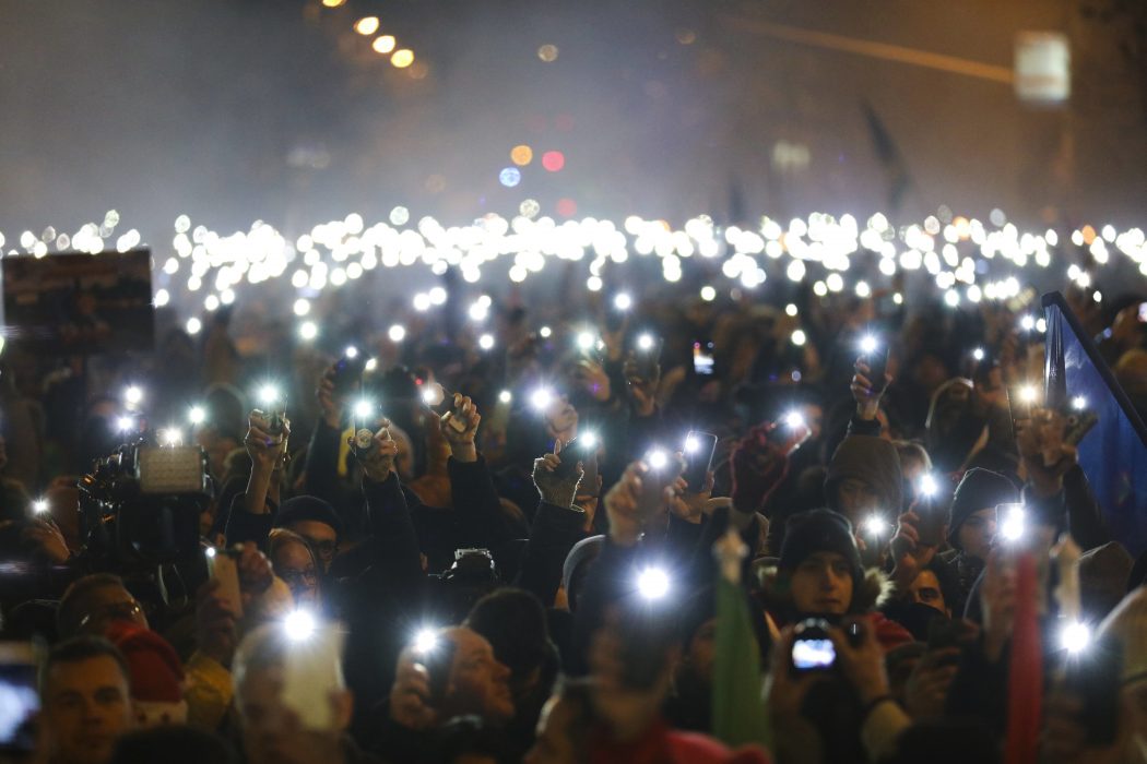 Demonstranterna lyste med sina mobiler under manifestationen i Budapest.