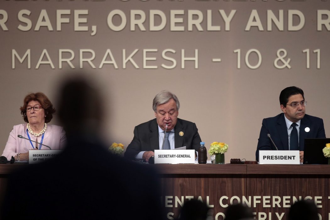 FN:s generalsekreterare António Guterres, tillsammans med FN:s särskilda sändebud Louise Arbor, och Marockos utrikesminister Nasser Bourita vid mötet i Marrakesh.